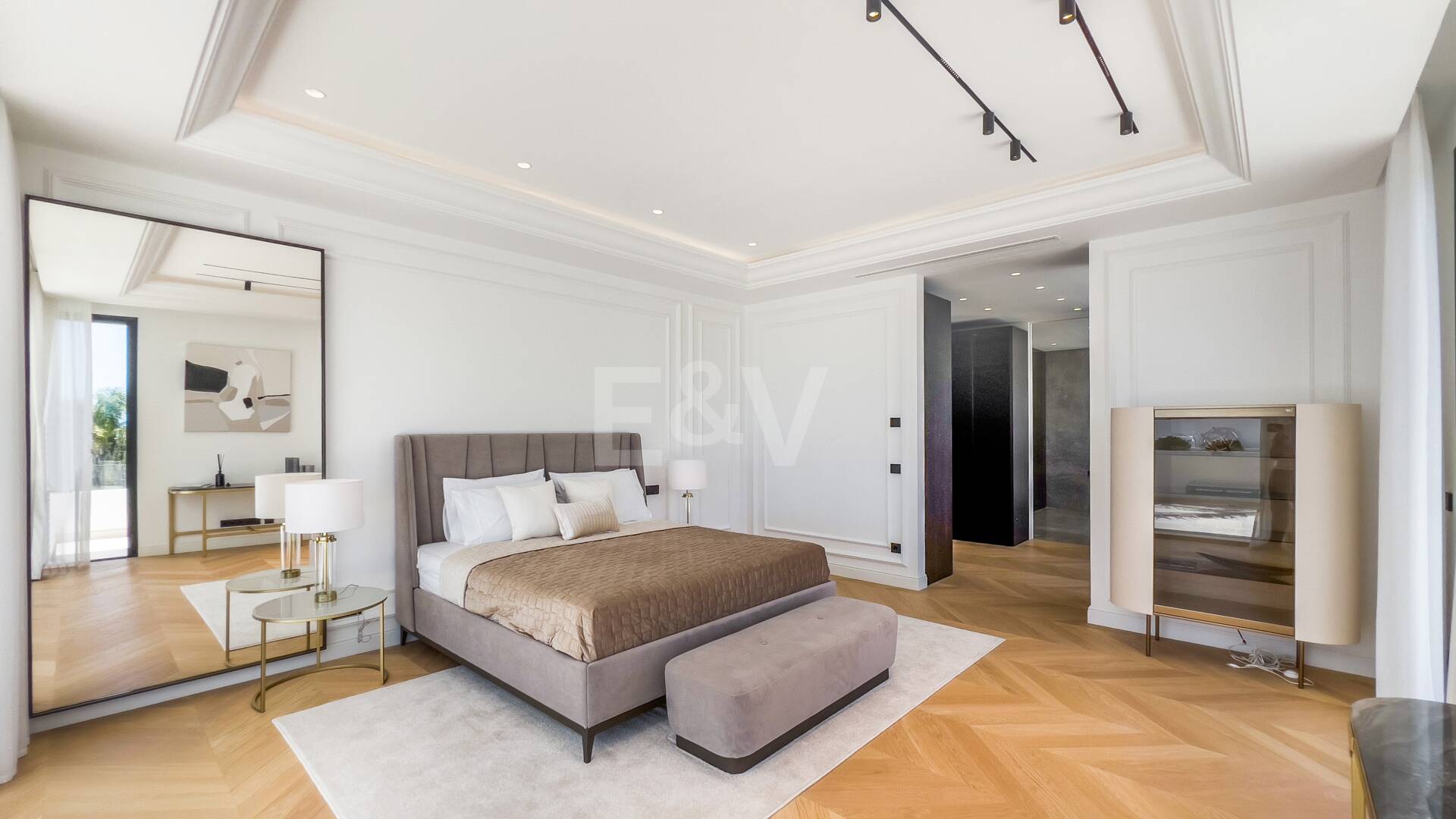 Imponujące współczesne Villa Overlooking the Mediterranean Sea on the Golden Mile