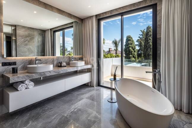 Imponujące współczesne Villa Overlooking the Mediterranean Sea on the Golden Mile