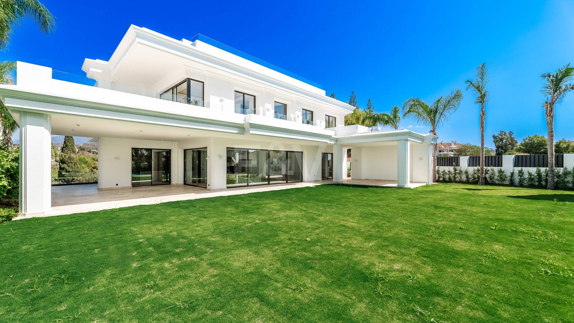 Imponujące współczesne Villa Overlooking the Mediterranean Sea on the Golden Mile