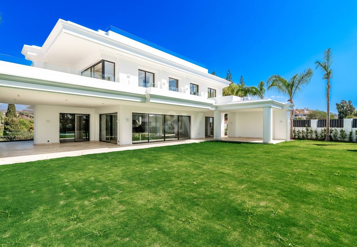 Imponujące współczesne Villa Overlooking the Mediterranean Sea on the Golden Mile