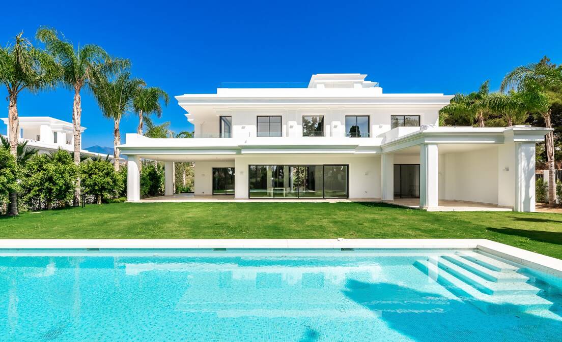 Impressive Contemporary Villa Overlooking the Mediterranean Sea on the Golden Mile