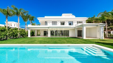 Imponujące współczesne Villa Overlooking the Mediterranean Sea on the Golden Mile