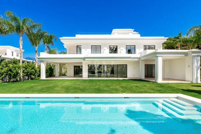 Imponujące współczesne Villa Overlooking the Mediterranean Sea on the Golden Mile