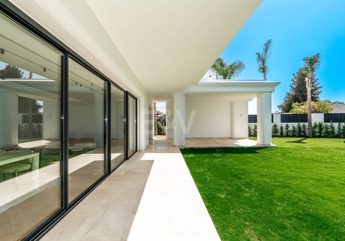 Impressionnant contemporain Villa Surplombant la mer Méditerranée sur le mille d'or