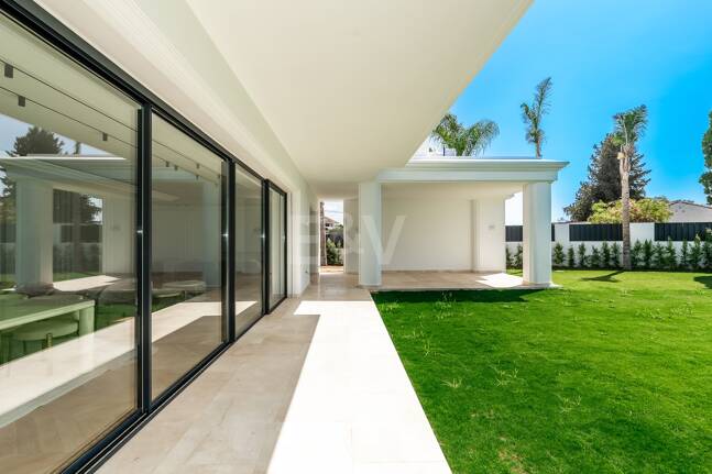 Imponujące współczesne Villa Overlooking the Mediterranean Sea on the Golden Mile