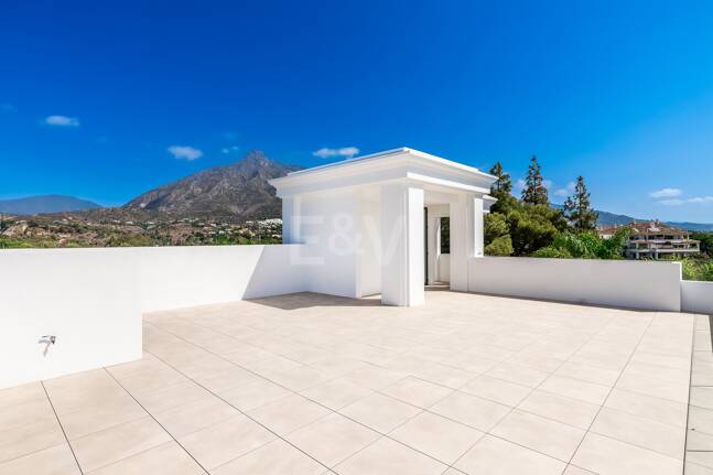 Imponujące współczesne Villa Overlooking the Mediterranean Sea on the Golden Mile