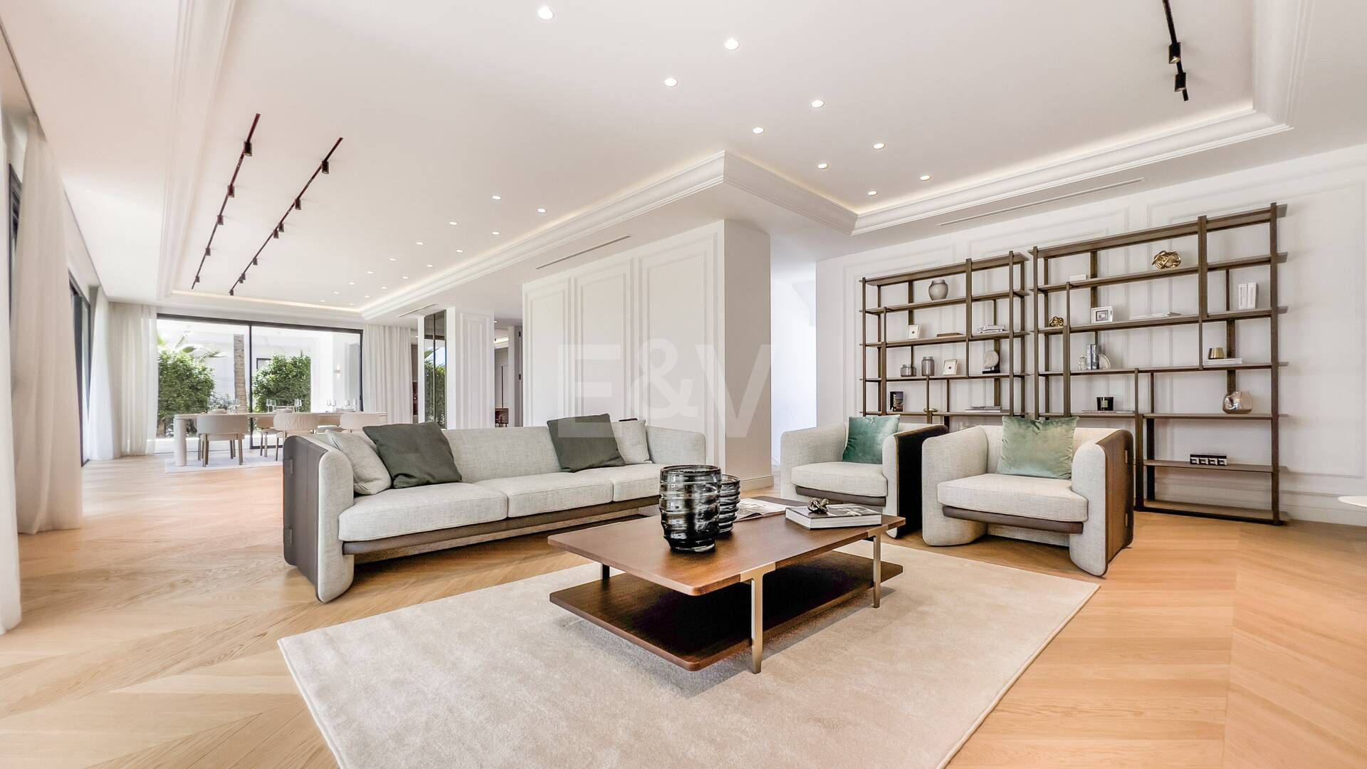 Imponujące współczesne Villa Overlooking the Mediterranean Sea on the Golden Mile