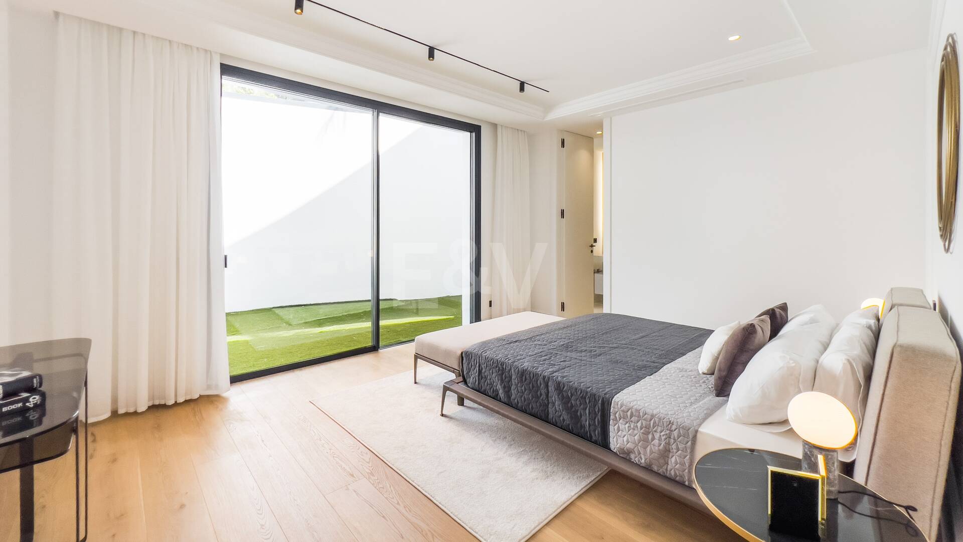 Imponujące współczesne Villa Overlooking the Mediterranean Sea on the Golden Mile