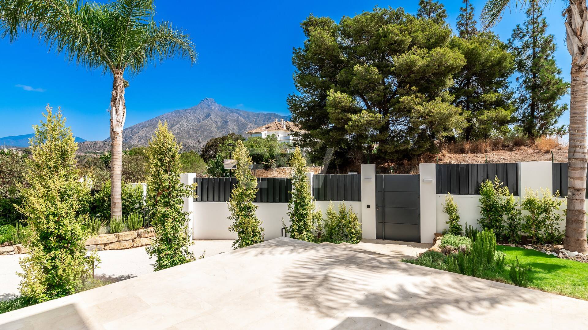 Imponujące współczesne Villa Overlooking the Mediterranean Sea on the Golden Mile