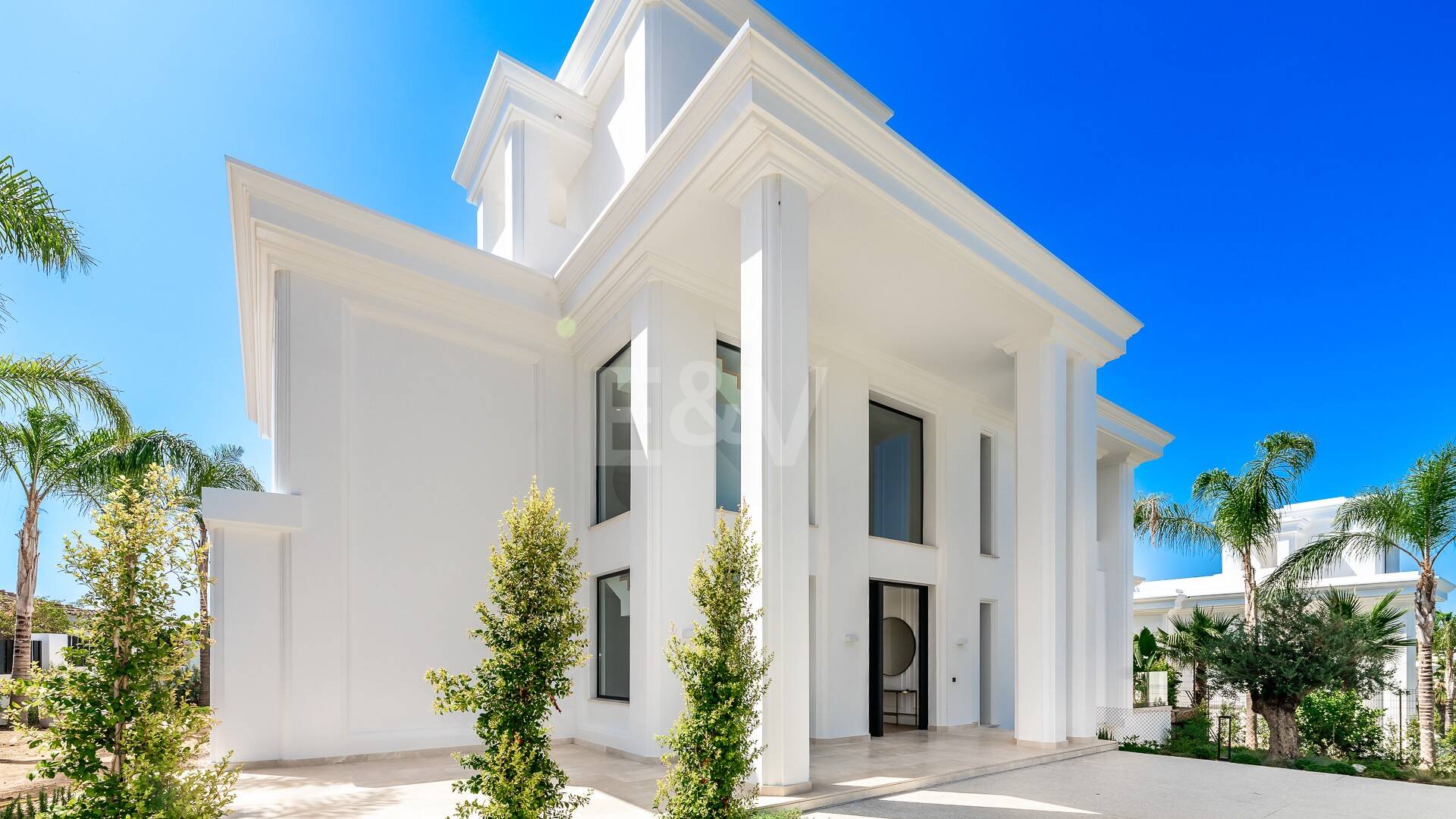 Imponujące współczesne Villa Overlooking the Mediterranean Sea on the Golden Mile