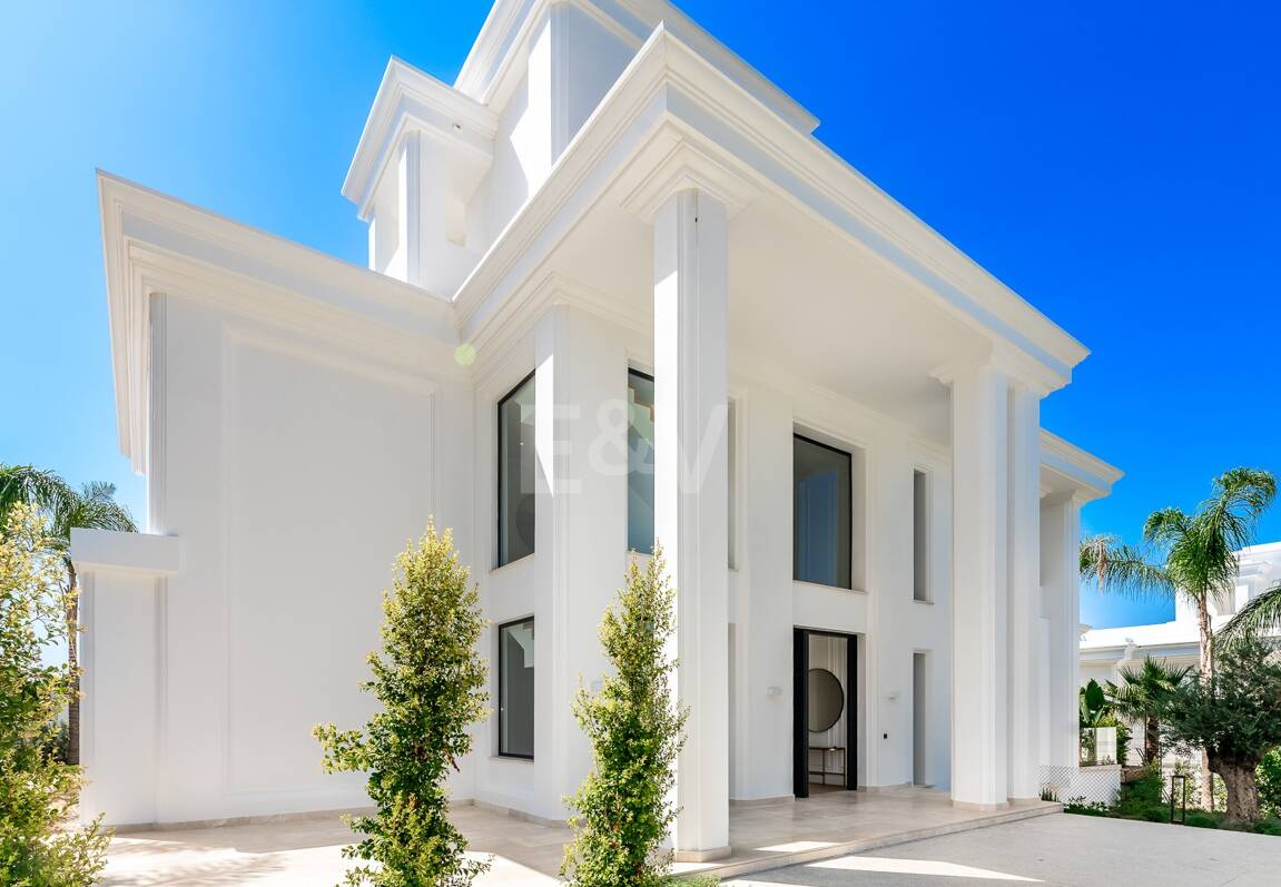 Imponujące współczesne Villa Overlooking the Mediterranean Sea on the Golden Mile