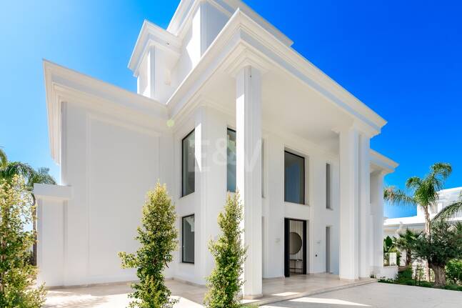 Imponujące współczesne Villa Overlooking the Mediterranean Sea on the Golden Mile