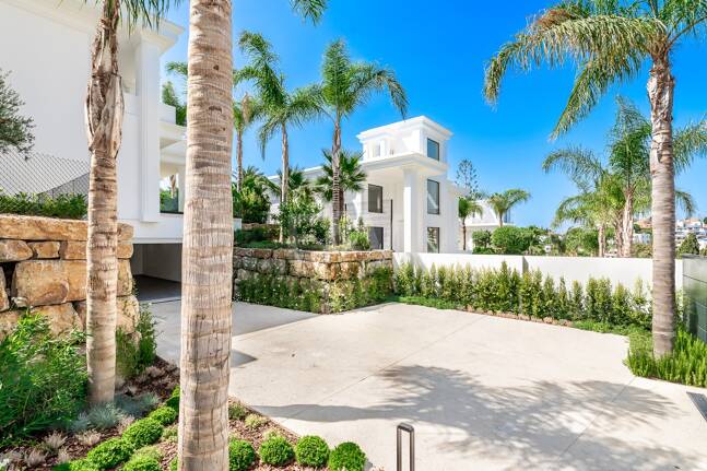 Imponujące współczesne Villa Overlooking the Mediterranean Sea on the Golden Mile