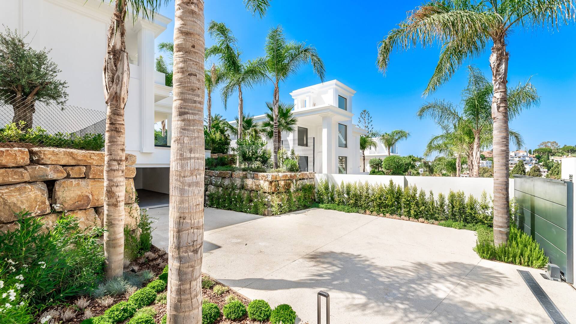 Imponujące współczesne Villa Overlooking the Mediterranean Sea on the Golden Mile