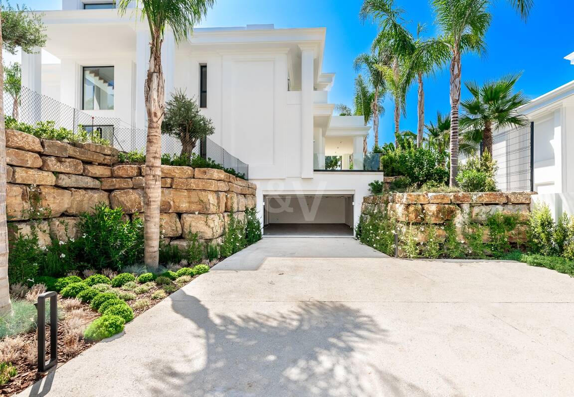 Imponujące współczesne Villa Overlooking the Mediterranean Sea on the Golden Mile