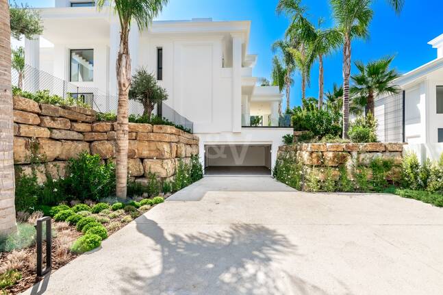 Imponujące współczesne Villa Overlooking the Mediterranean Sea on the Golden Mile