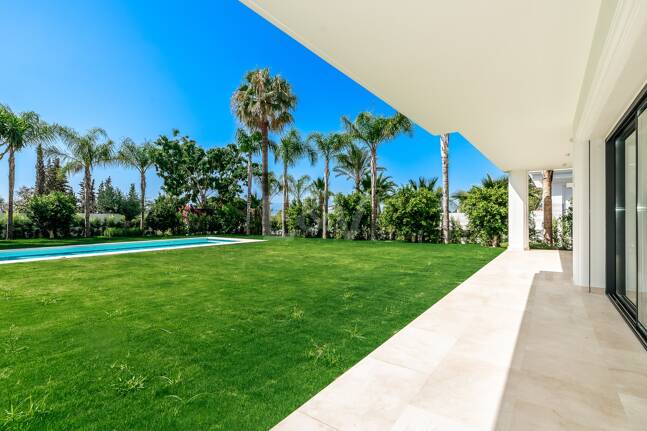 Imponujące współczesne Villa Overlooking the Mediterranean Sea on the Golden Mile