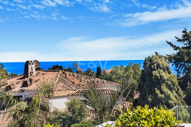 Imponujące współczesne Villa Overlooking the Mediterranean Sea on the Golden Mile
