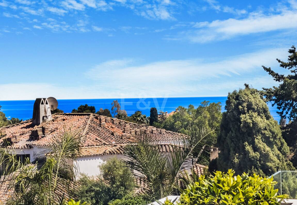 Imponujące współczesne Villa Overlooking the Mediterranean Sea on the Golden Mile