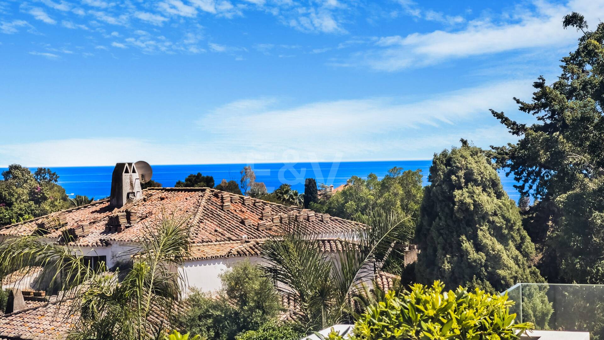 Imponujące współczesne Villa Overlooking the Mediterranean Sea on the Golden Mile