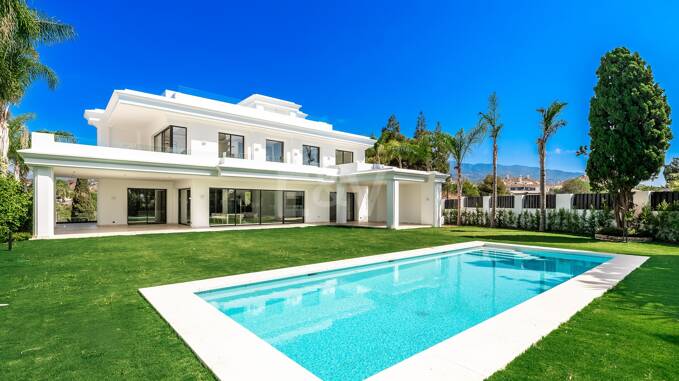 Impressionnant contemporain Villa Surplombant la mer Méditerranée sur le mille d'or
