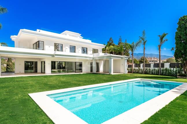 Imponujące współczesne Villa Overlooking the Mediterranean Sea on the Golden Mile