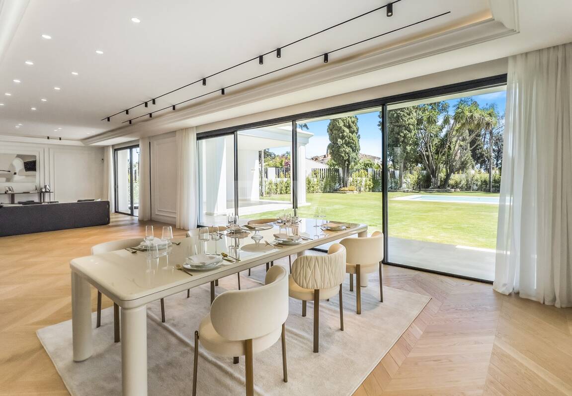 Imponujące współczesne Villa Overlooking the Mediterranean Sea on the Golden Mile