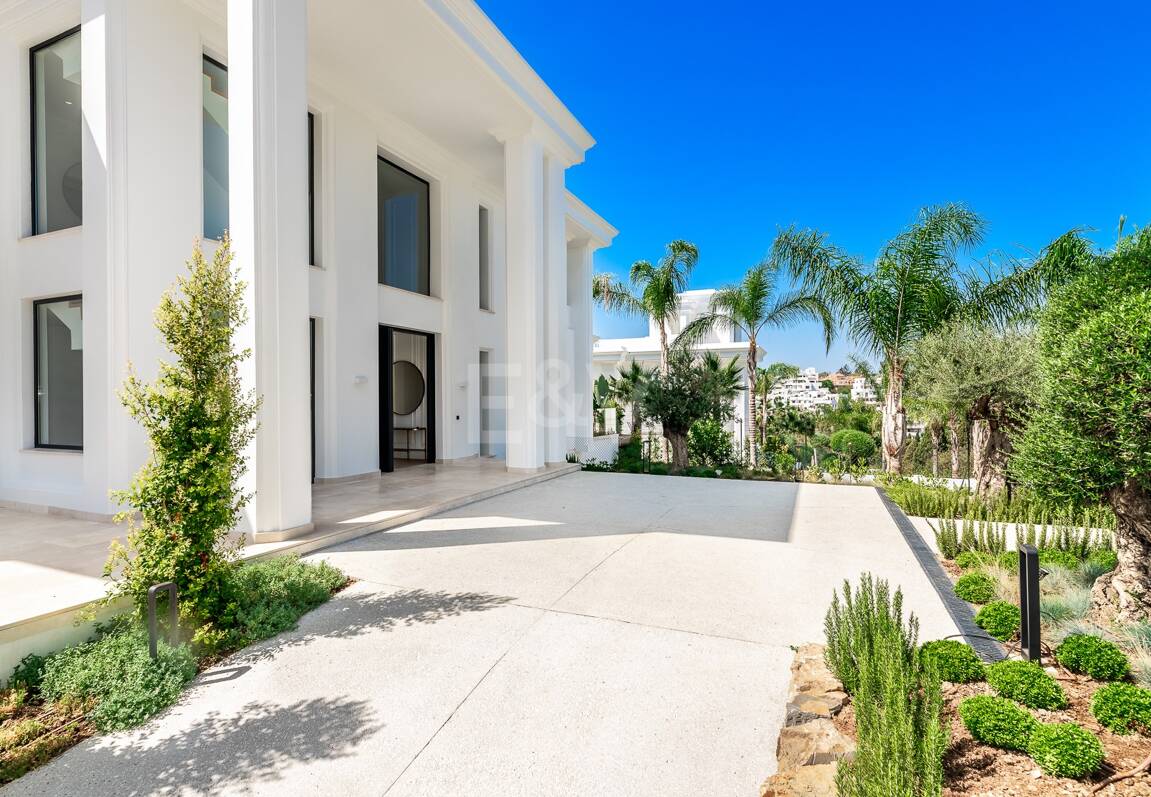 Imponujące współczesne Villa Overlooking the Mediterranean Sea on the Golden Mile