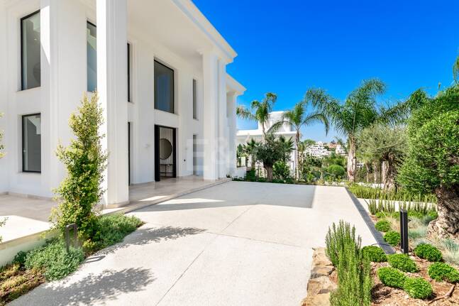 Imponujące współczesne Villa Overlooking the Mediterranean Sea on the Golden Mile