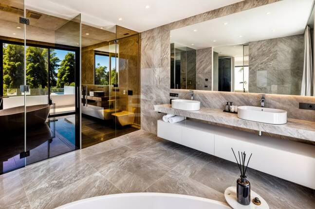 Imponujące współczesne Villa Overlooking the Mediterranean Sea on the Golden Mile