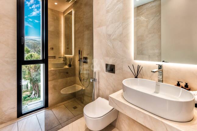 Imponujące współczesne Villa Overlooking the Mediterranean Sea on the Golden Mile