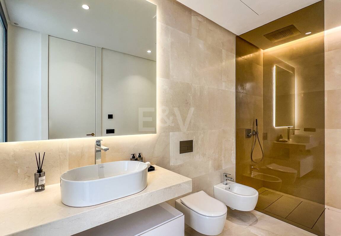 Imponujące współczesne Villa Overlooking the Mediterranean Sea on the Golden Mile