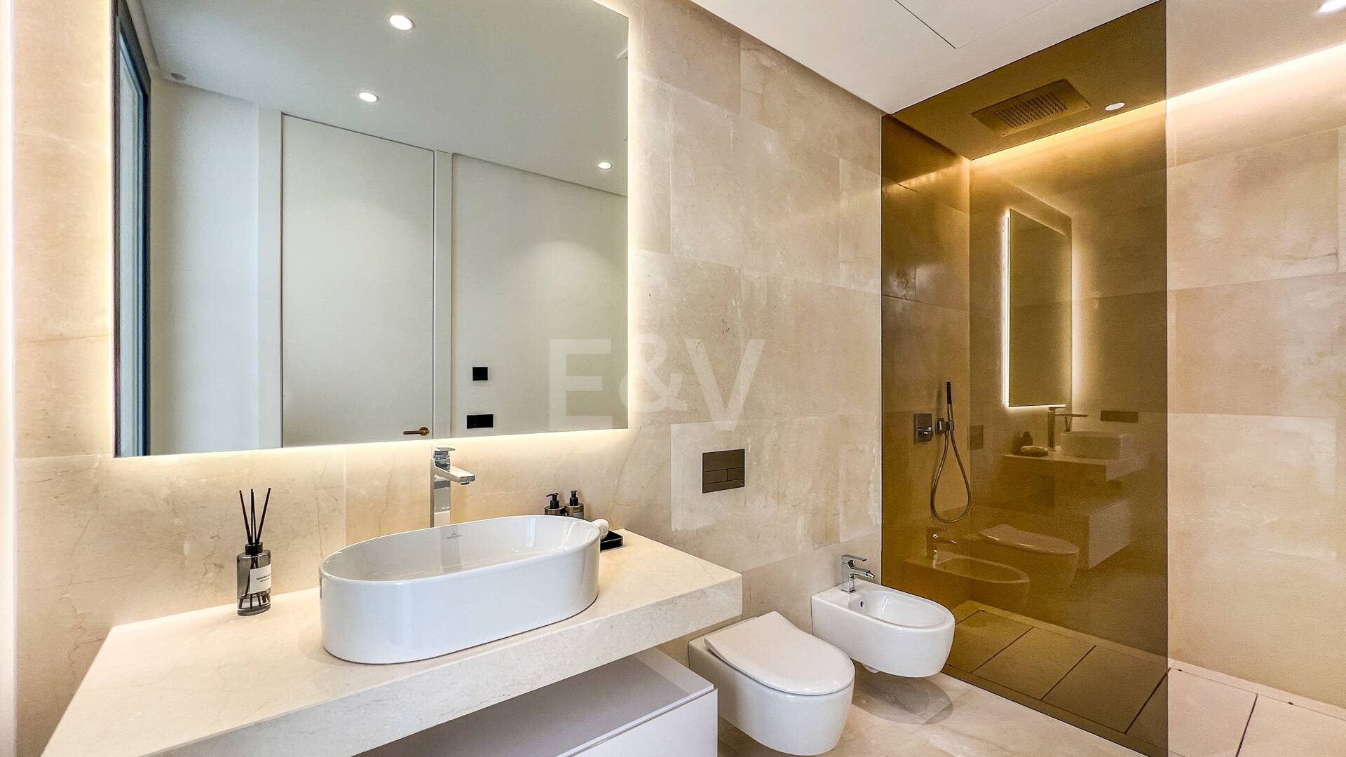 Imponujące współczesne Villa Overlooking the Mediterranean Sea on the Golden Mile