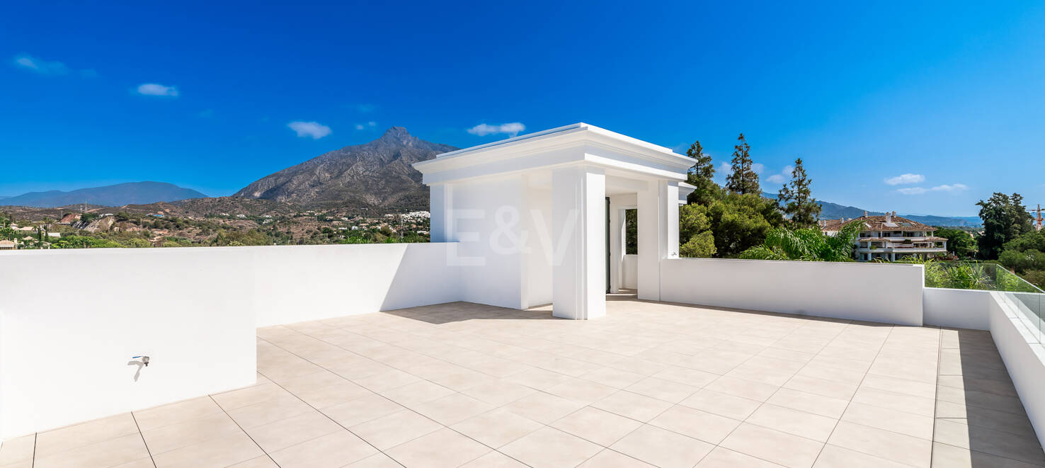 Bezaubernde andalusische Villa mit atemberaubendem Blick auf das Mittelmeer in der Nähe der Königlichen Moschee