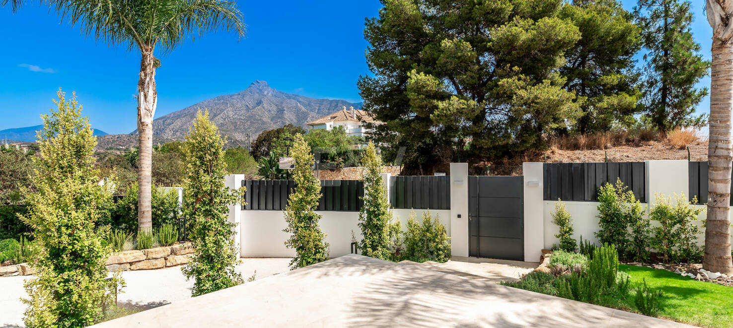 Bezaubernde andalusische Villa mit atemberaubendem Blick auf das Mittelmeer in der Nähe der Königlichen Moschee