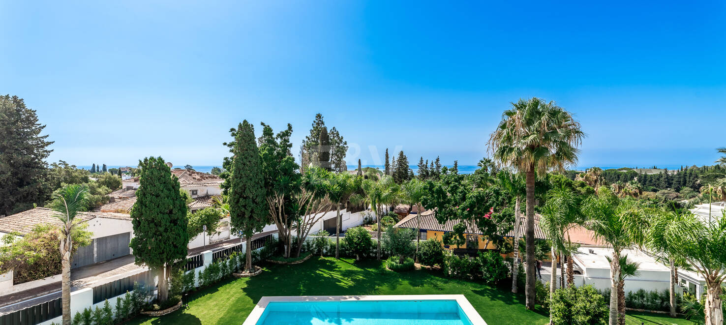 Bezaubernde andalusische Villa mit atemberaubendem Blick auf das Mittelmeer in der Nähe der Königlichen Moschee
