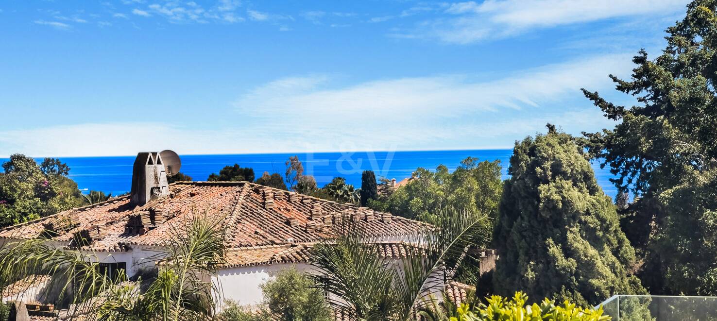 Bezaubernde andalusische Villa mit atemberaubendem Blick auf das Mittelmeer in der Nähe der Königlichen Moschee