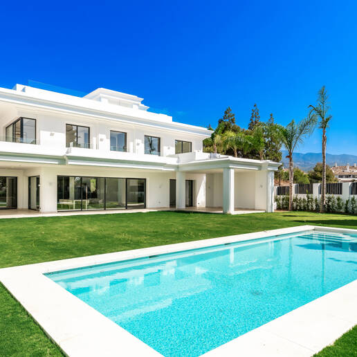 Bezaubernde andalusische Villa mit atemberaubendem Blick auf das Mittelmeer in der Nähe der Königlichen Moschee