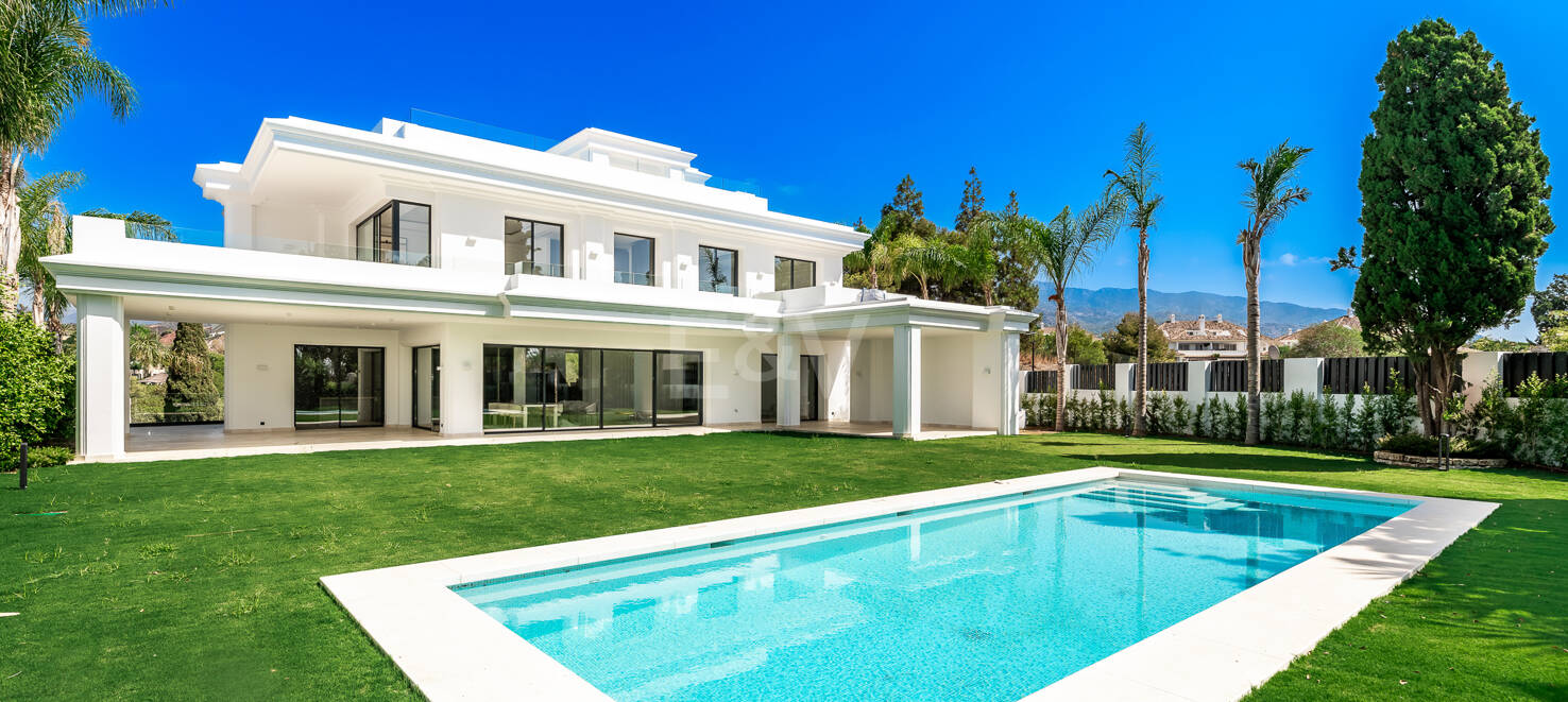 Bezaubernde andalusische Villa mit atemberaubendem Blick auf das Mittelmeer in der Nähe der Königlichen Moschee
