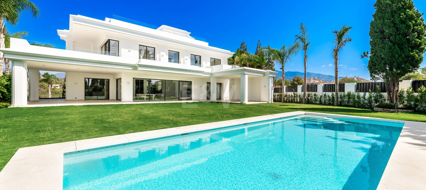 Bezaubernde andalusische Villa mit atemberaubendem Blick auf das Mittelmeer in der Nähe der Königlichen Moschee