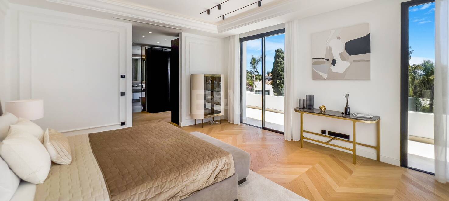 Bezaubernde andalusische Villa mit atemberaubendem Blick auf das Mittelmeer in der Nähe der Königlichen Moschee