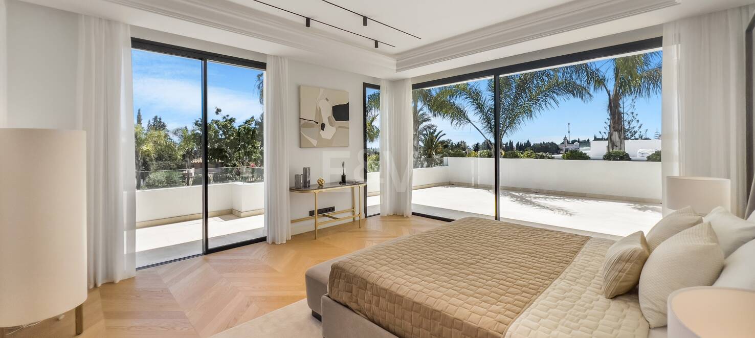 Bezaubernde andalusische Villa mit atemberaubendem Blick auf das Mittelmeer in der Nähe der Königlichen Moschee
