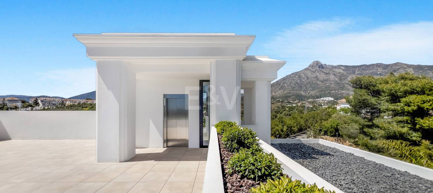 Bezaubernde andalusische Villa mit atemberaubendem Blick auf das Mittelmeer in der Nähe der Königlichen Moschee