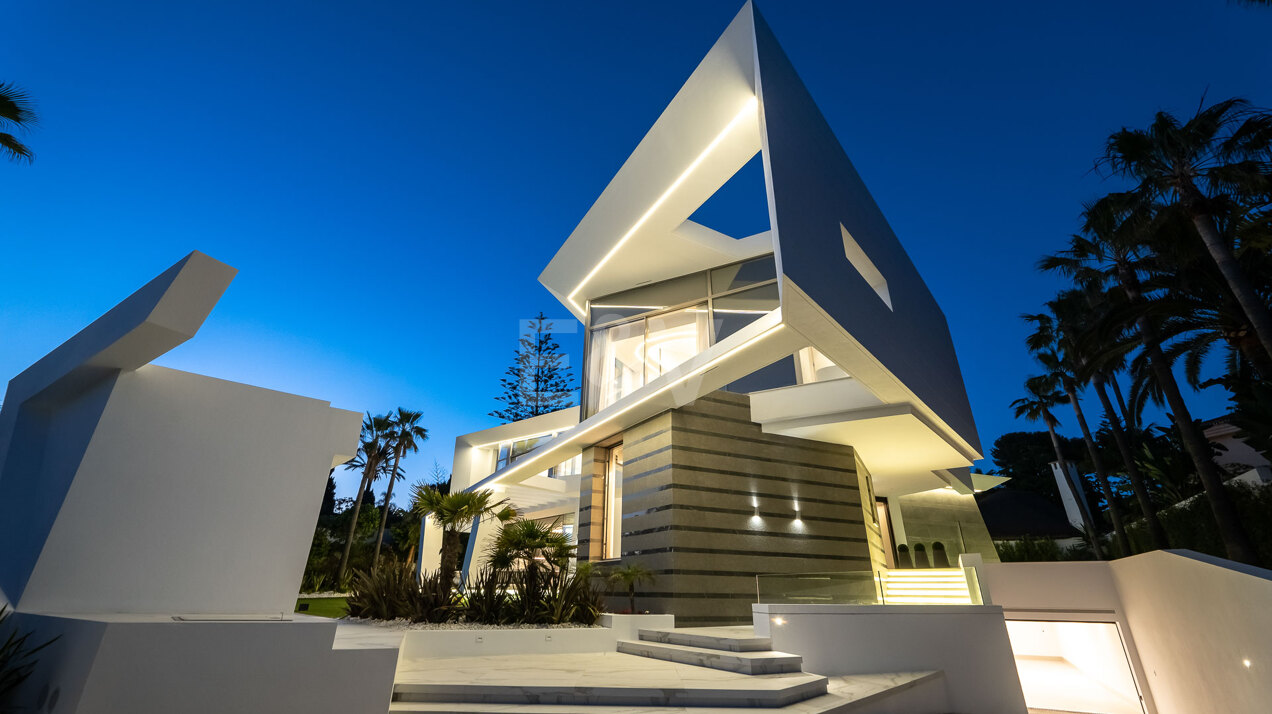 Hochmodernes Meisterwerk in Los Monteros direkt am Strand