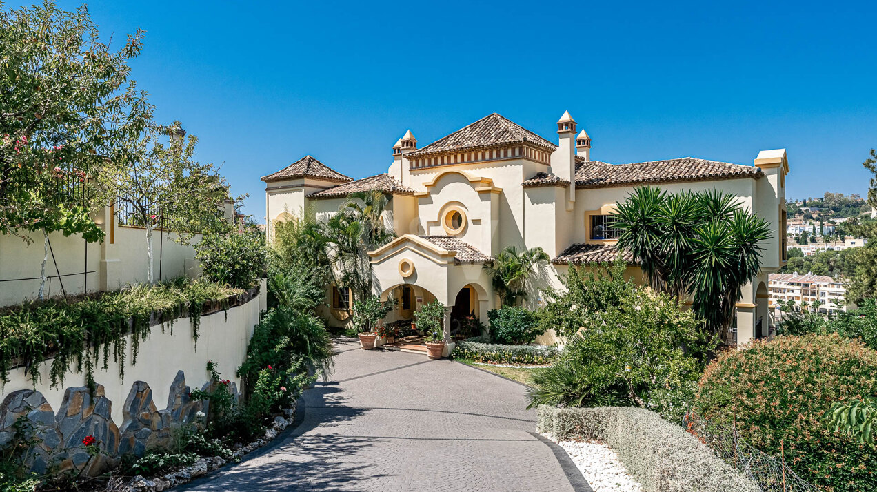 Unique Classic Villa in gated community, La Quinta