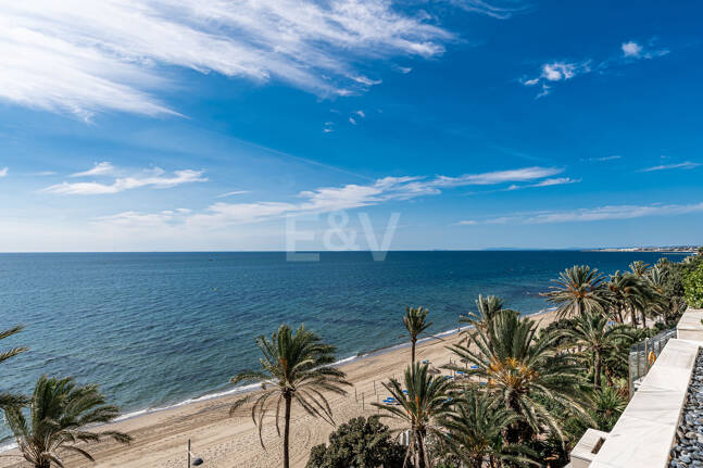 Exklusiv Frontline Beach Lägenhet i Mare Nostrum