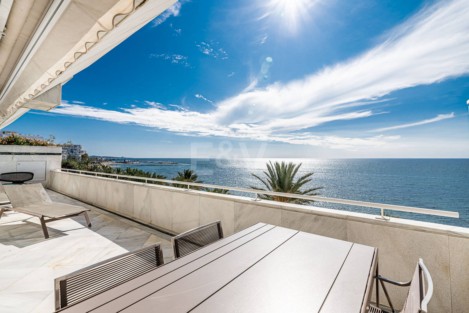 Exklusiv Frontline Beach Lägenhet i Mare Nostrum