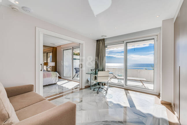 Exklusiv Frontline Beach Lägenhet i Mare Nostrum