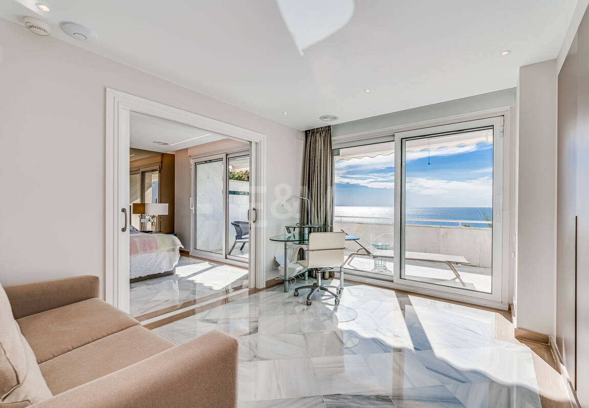 Exklusiv Frontline Beach Lägenhet i Mare Nostrum