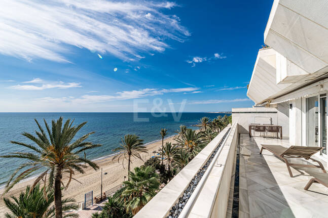 Exklusiv Frontline Beach Lägenhet i Mare Nostrum